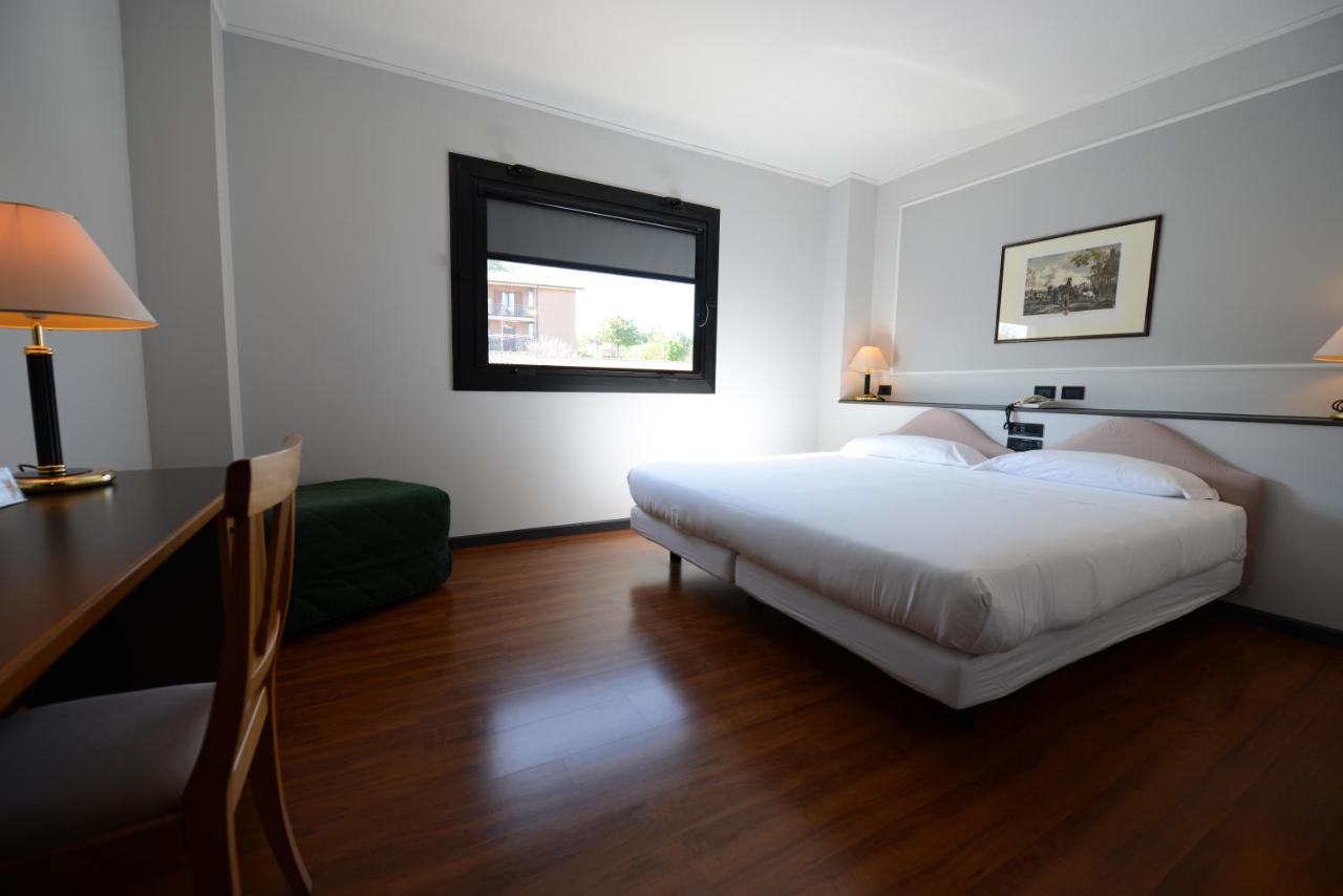 Hotel Mamiani & Relaxing Spa אורבינו חדר תמונה